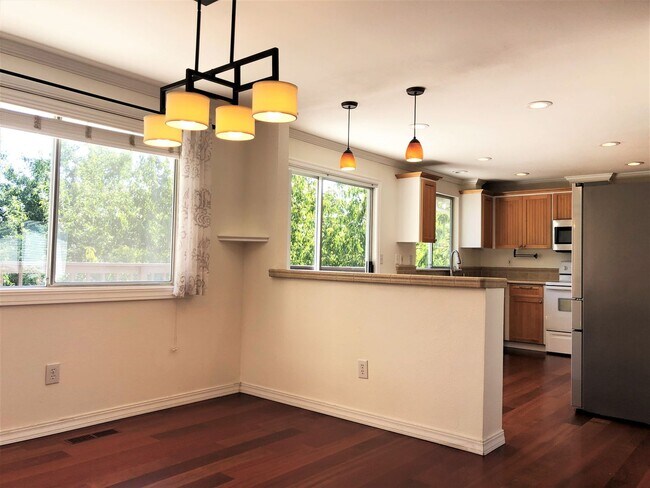 Building Photo - Fantastic Kirkland Home Available with Lar...