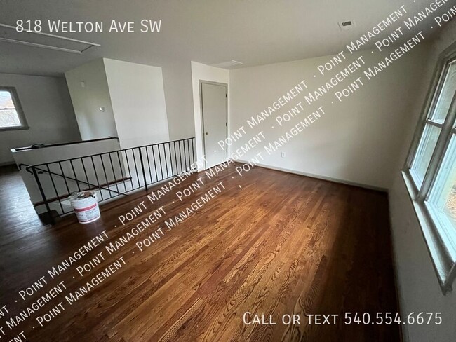 Building Photo - 2 Bed 1 Bath, Split Level Duplex