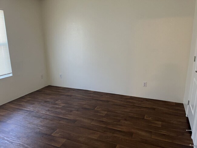 Building Photo - 5303 E Twain Ave