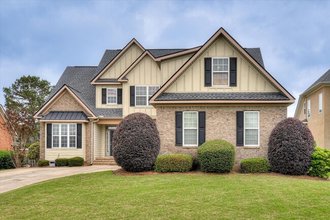 Building Photo - 5 Bed/3 Bath home with Primary Bedroom & a...