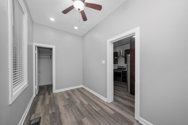 Building Photo - 2115 W Armitage Ave