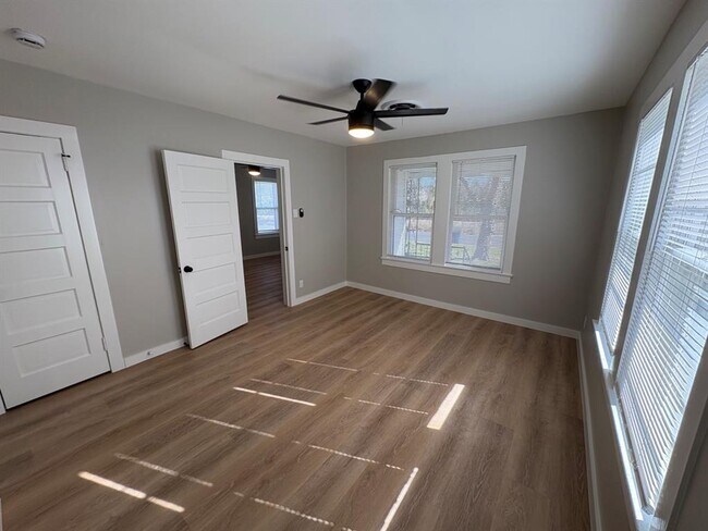 Building Photo - 4620 Bennett Ave