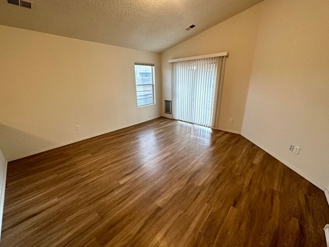 Building Photo - 4 bed 2 bath home in Huning Ranch