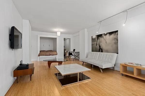 Building Photo - 142 E 16th St