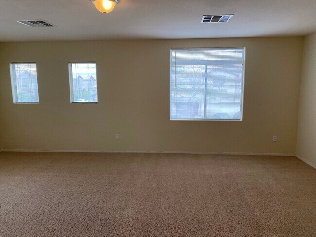 Building Photo - Beautiful & spacious home on an oversized ...