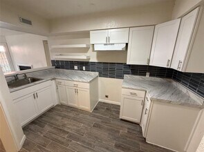 Building Photo - 12500 Sandpiper Dr