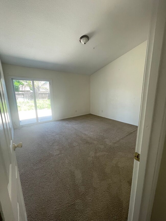 Building Photo - Beautiful 3 bedroom and 2 bath home ready for move in.