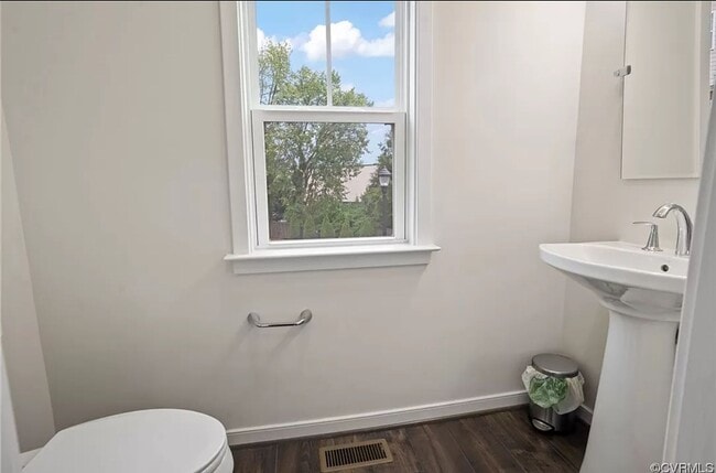 Building Photo - 3 Bedroom Townhouse with 2 Car Garage