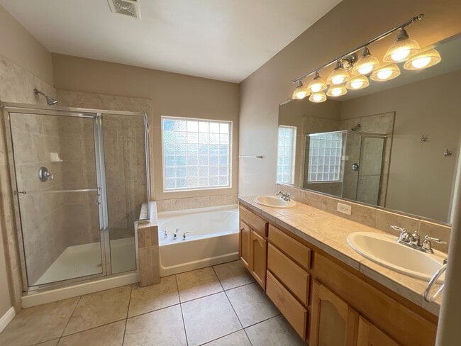 Building Photo - Northwest Bakersfield