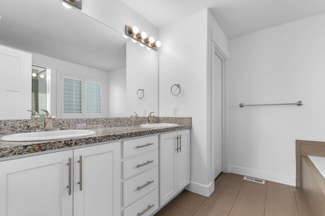 Building Photo - 196 E Water Ln