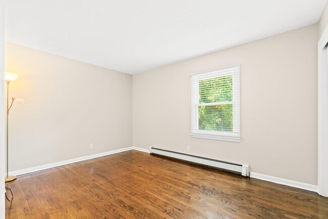 Building Photo - 215 Oak Ave