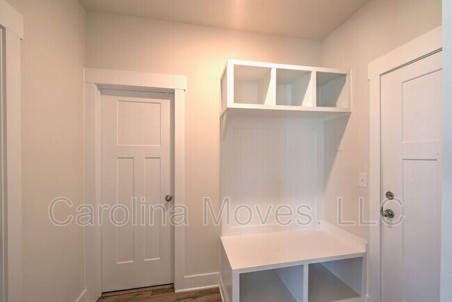 Building Photo - 208 Pewter Cir