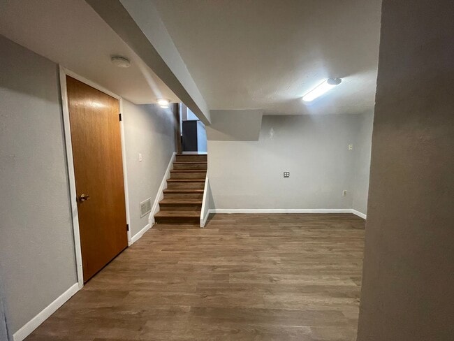 Building Photo - $0 DEPOSIT OPTION. TRI-LEVEL AURORA HOME WITH MODERN AMENITIES AND SPACIOUS INTERIORS