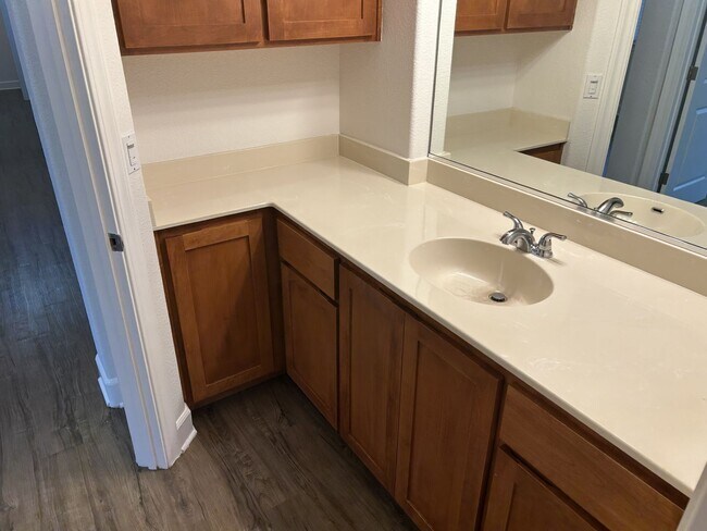 Building Photo - NB T 403-405