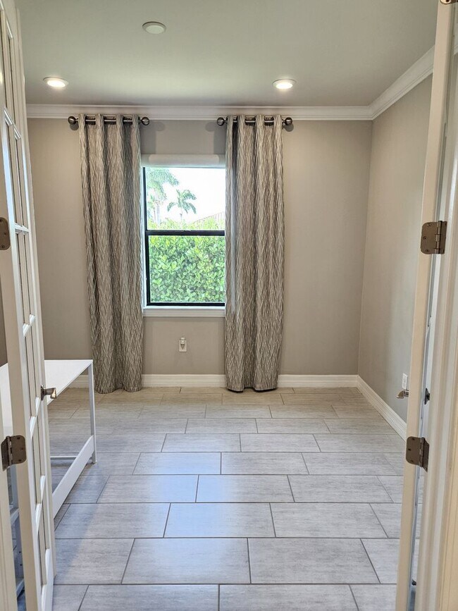 Building Photo - Stunning Model Home – 2 Bedrooms plus Den,...