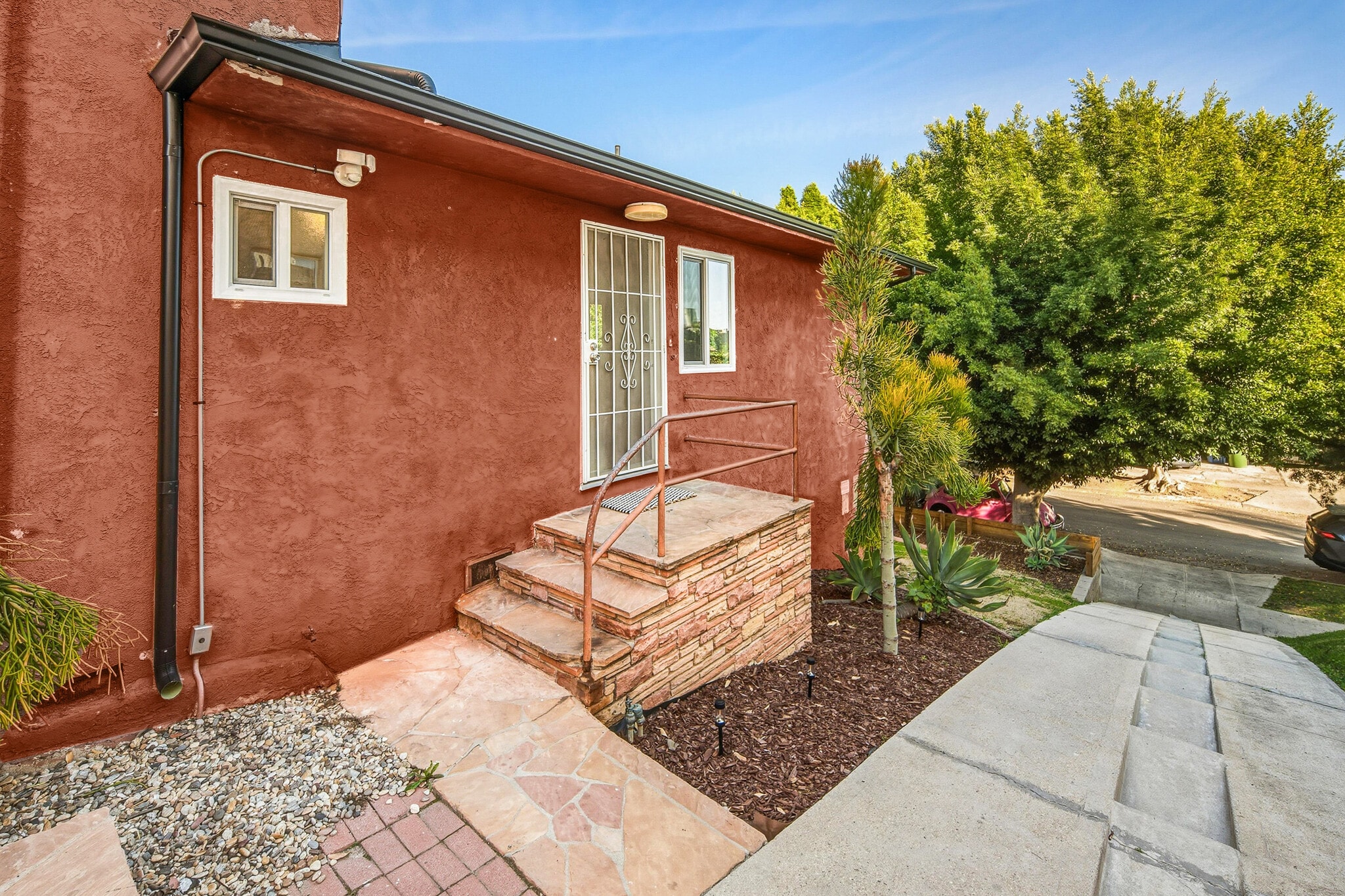 Building Photo - 1319 S Mansfield Ave