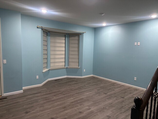 Building Photo - 708 Alban Aly