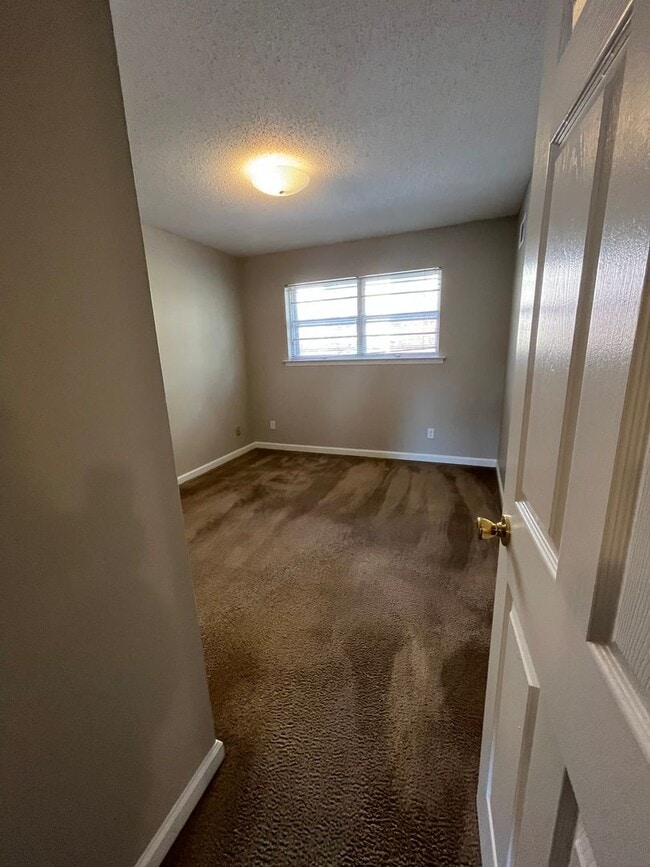 Building Photo - 3br/3ba Condo Located in Jamestown. Commun...