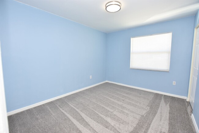 Building Photo - 3/2 Half Duplex in N. Lakeland!
