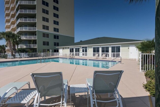 Building Photo - Very spacious 4 bd 3 bath Penthouse on the...