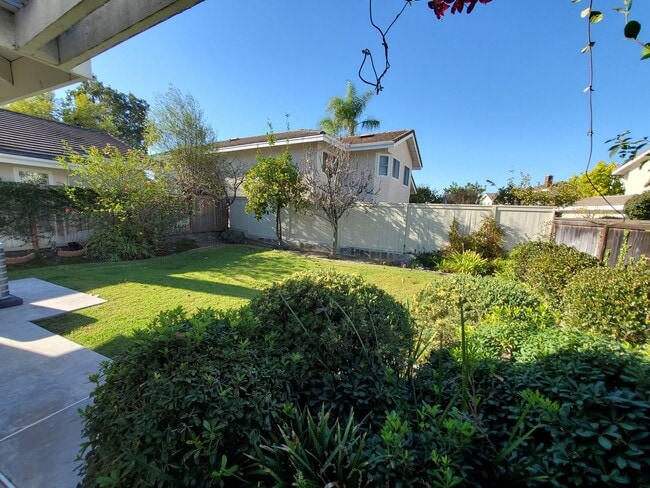 Building Photo - Beautiful Woodbridge/Lakeside Home for Lease!