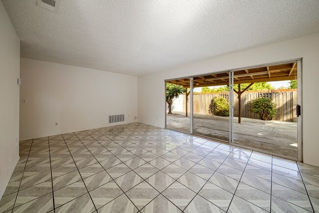 Building Photo - Charming 3 bedroom 2 bath in Escondido!