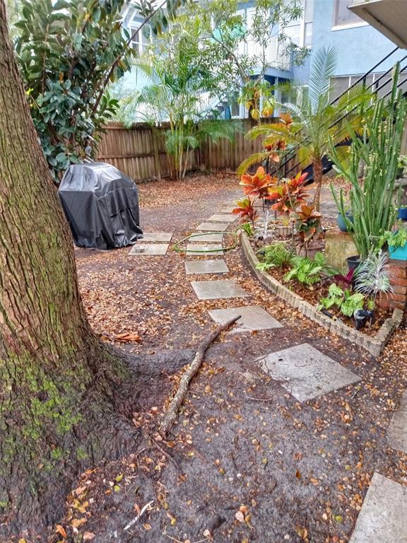 Building Photo - 107 W 6th St