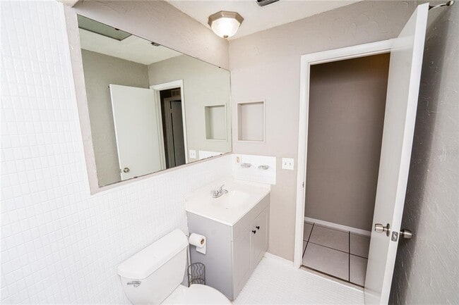 Building Photo - 150 Lady Susan Ct