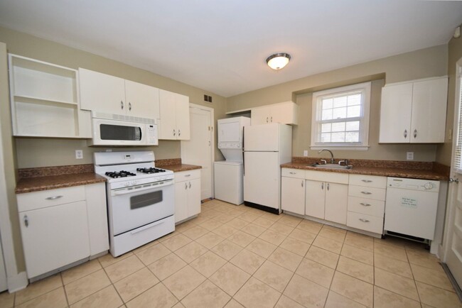 Building Photo - Cute 2 bed, 1 bath home in the High Point ...