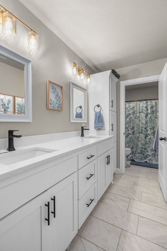 Building Photo - Modern Living: Spacious 5 Bed, 2 Bath Home...