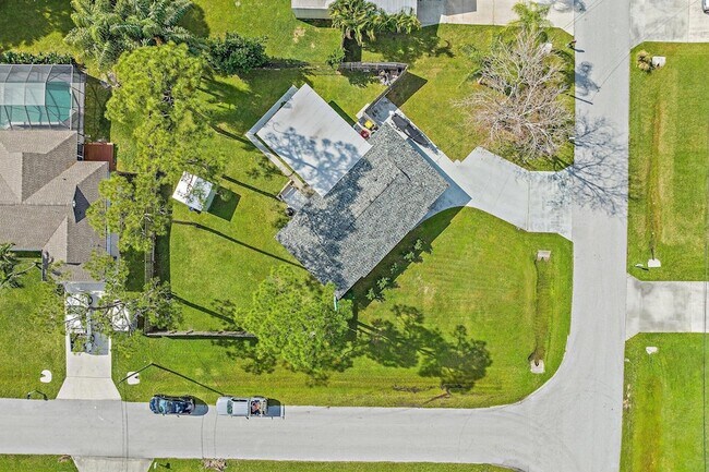 Building Photo - 5854 SE Orange Blossom Trail