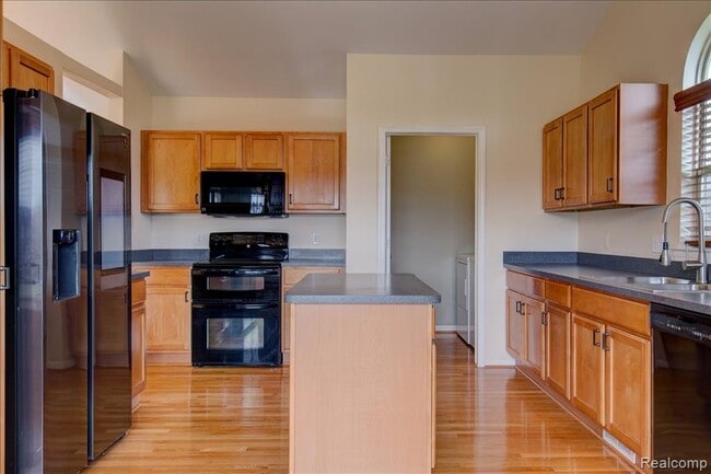 Building Photo - 45898 Grant Ct