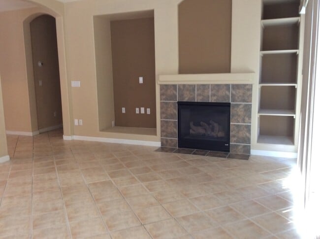 Building Photo - Gorgeous, bright Double Diamond home!