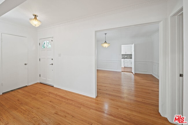 Building Photo - 2124 Hillsboro Ave