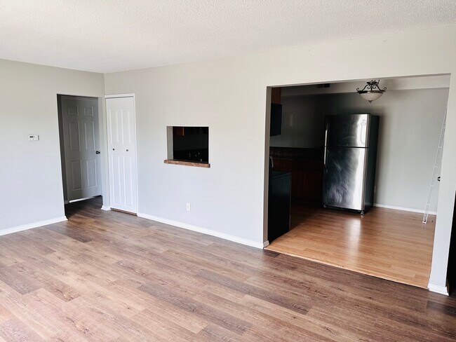 Building Photo - 1100 E 6th St