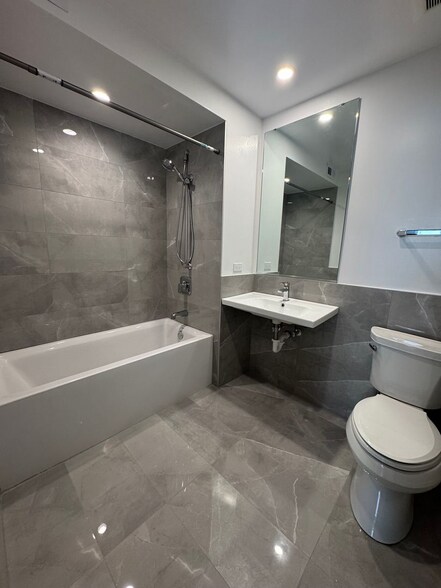 Building Photo - 1712 W Lunt Ave