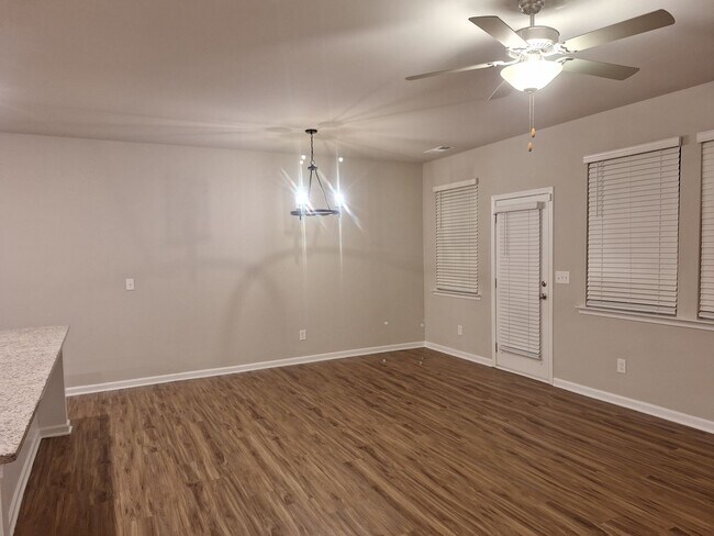 Building Photo - 220 Turner Ln