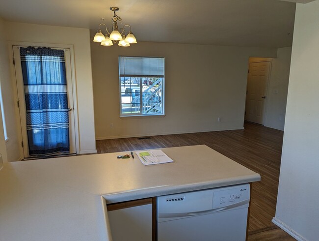 Building Photo - Nice 3 Bedroom 2 Bathroom Condo