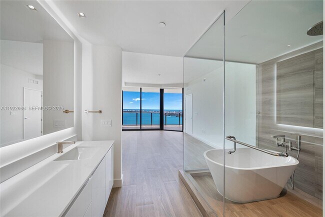 Building Photo - 700 NE 24th St