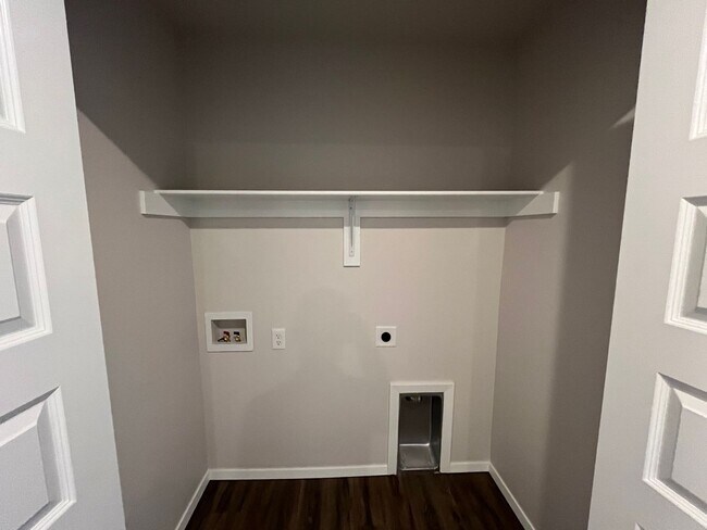 Building Photo - *Pre-leasing* NEWER Three Bedroom | Two Ba...