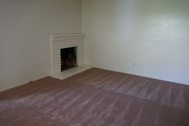 Building Photo - 3 bedroom 1 bath duplex in the wonderful city of Fair Oaks!
