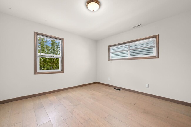 Building Photo - 6 Bedroom Home for Rent