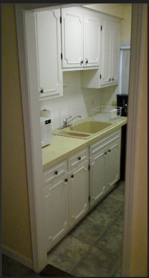 Galley kitchen area, left side - 9 Lyon Ct