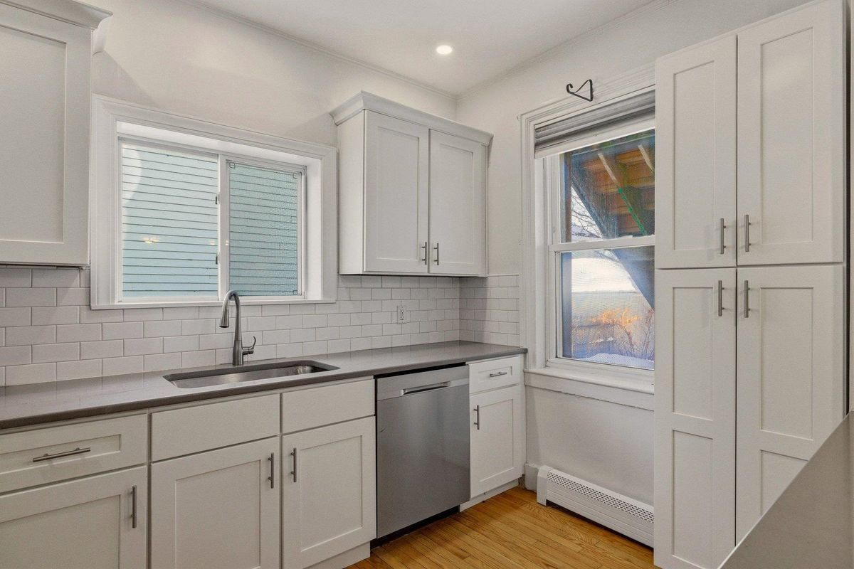 Building Photo - 514 Middle, 1