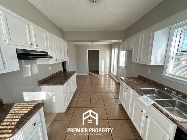 Building Photo - Charming 3 Bedroom Home for Rent in Memphis | High Ceilings, Fireplace & Fenced Yard