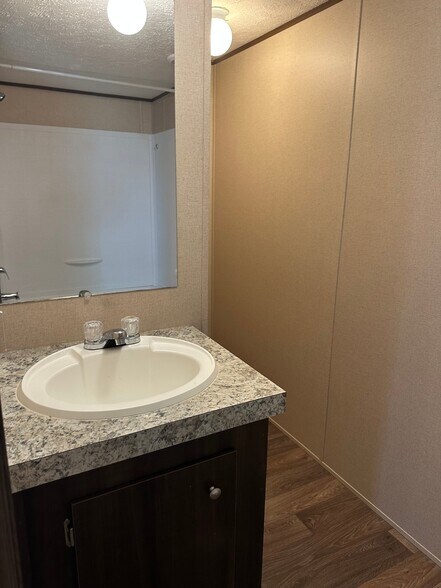 Building Photo - 833 Lovell Rd