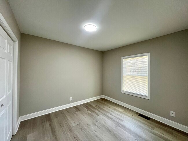 Building Photo - 812 Evening Shade Ln