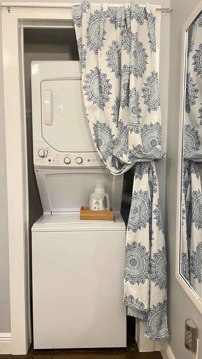 Building Photo - 2504 Rae Dell Ave