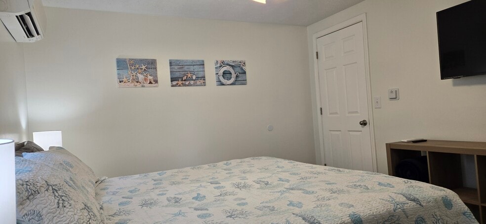 Bedroom 3 - 72 E Grand Ave