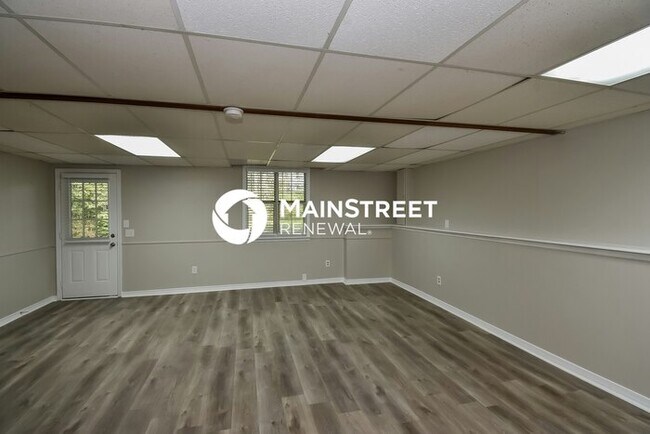 Building Photo - 4 Bedroom Pet-Friendly Home in Douglasville, GA with Main Street Renewal